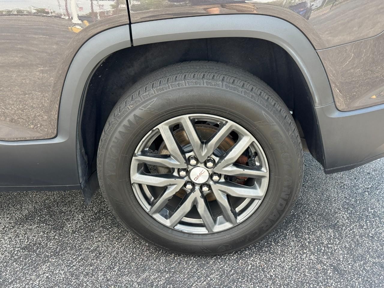 GMC Acadia Vehicle Full-screen Gallery Image 06