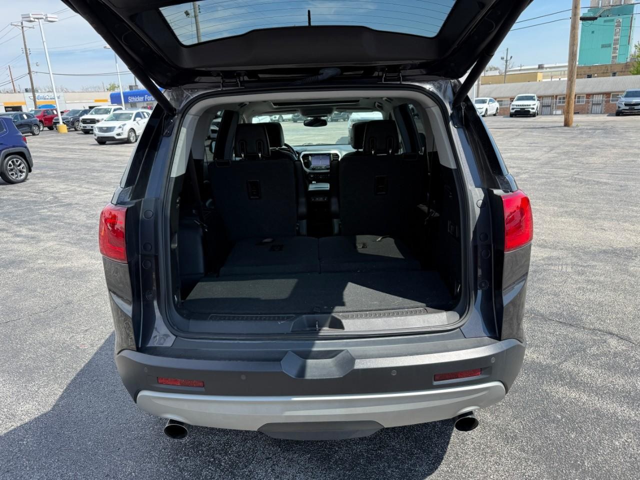 GMC Acadia Vehicle Full-screen Gallery Image 07
