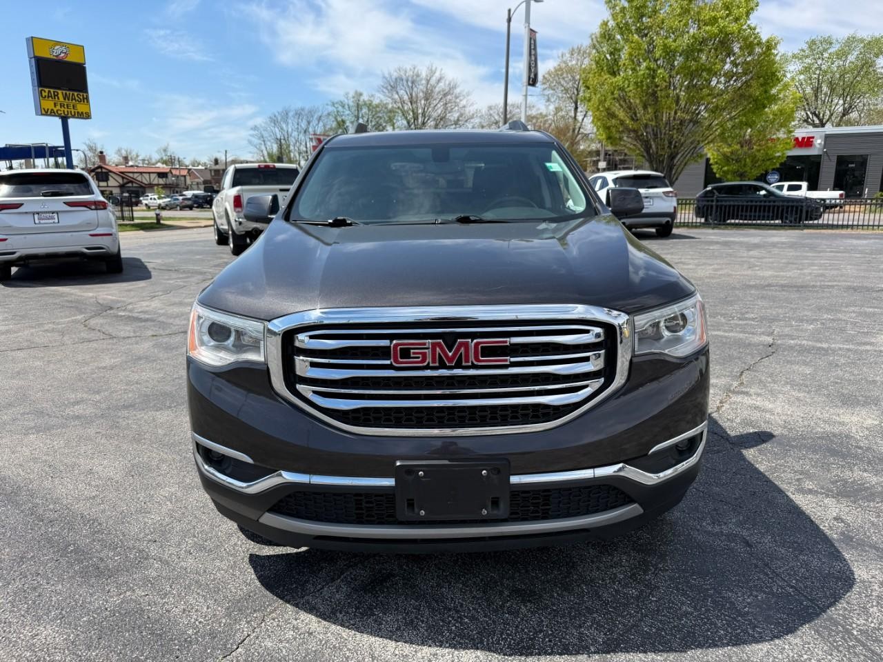 GMC Acadia Vehicle Full-screen Gallery Image 09
