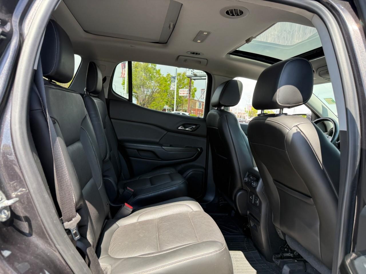 GMC Acadia Vehicle Full-screen Gallery Image 10