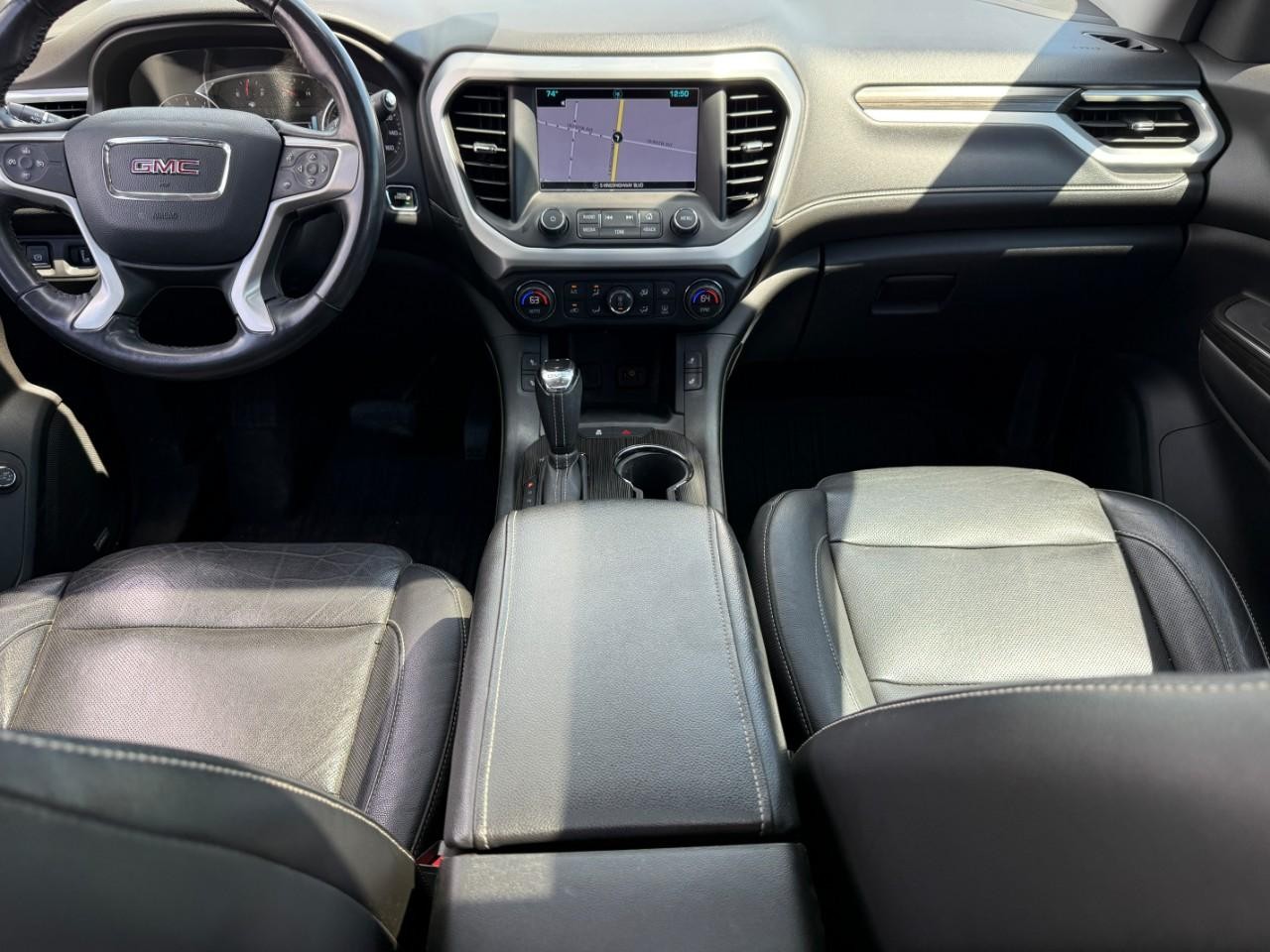 GMC Acadia Vehicle Full-screen Gallery Image 11