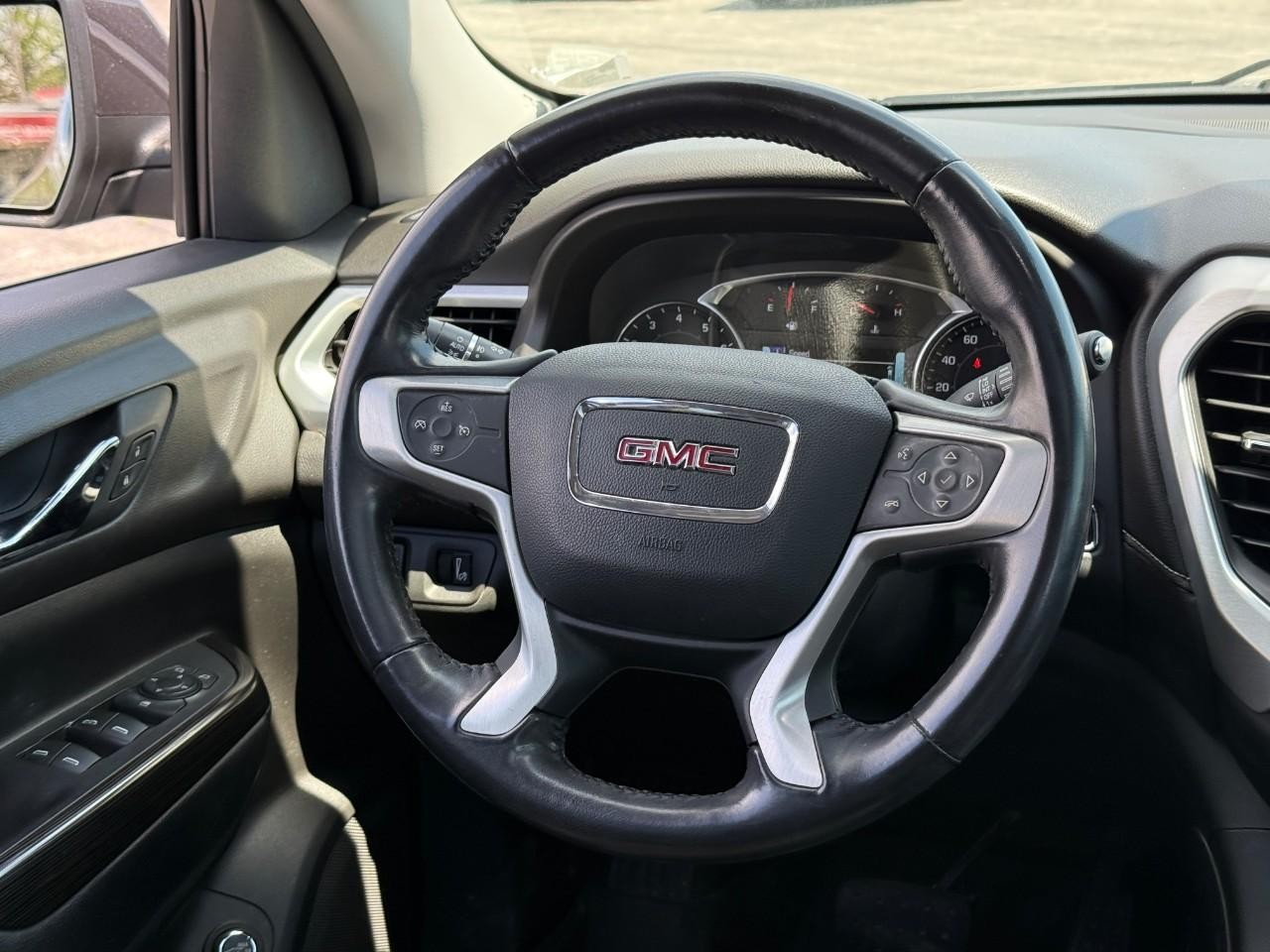 GMC Acadia Vehicle Full-screen Gallery Image 12