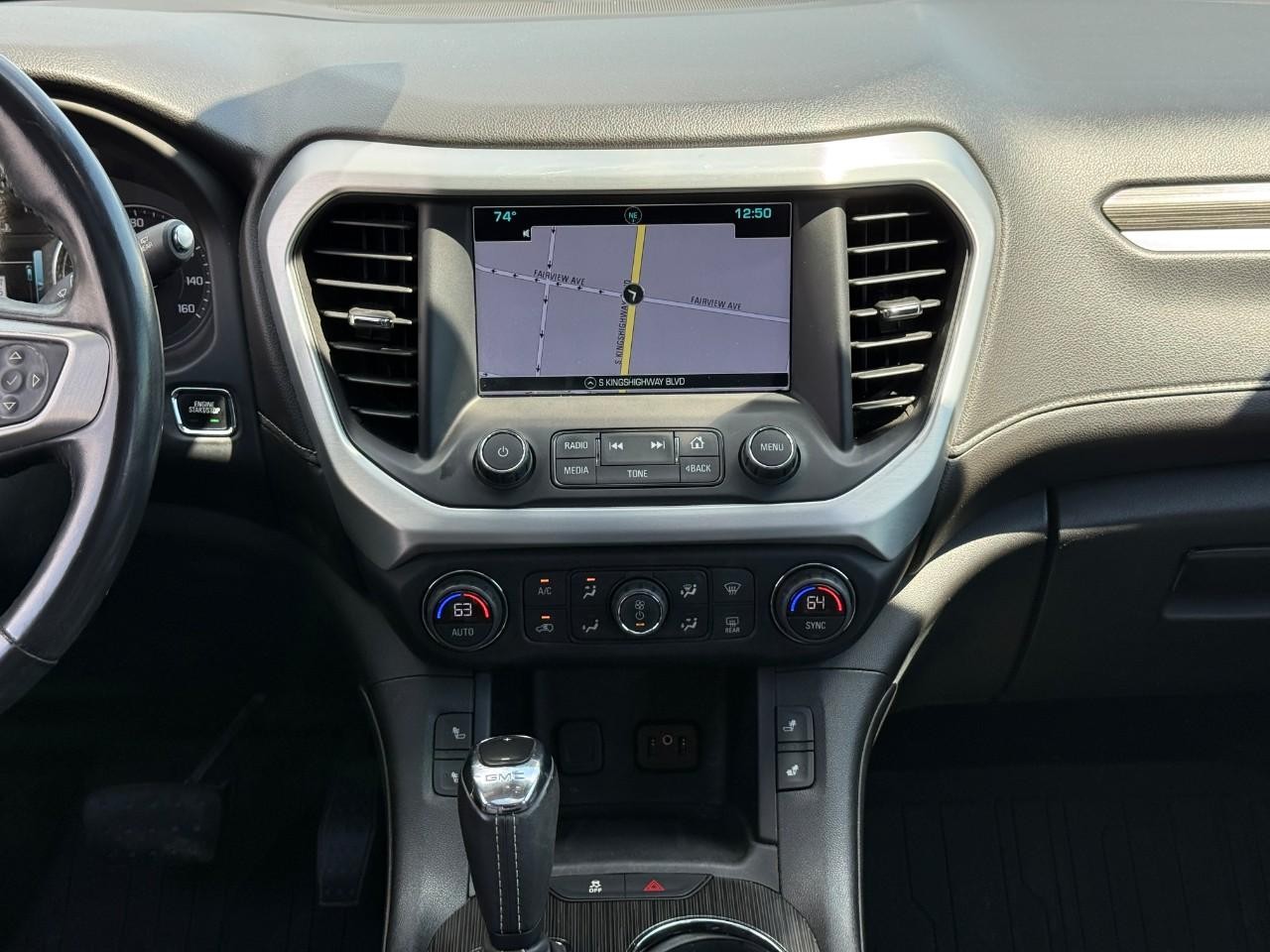 GMC Acadia Vehicle Full-screen Gallery Image 13