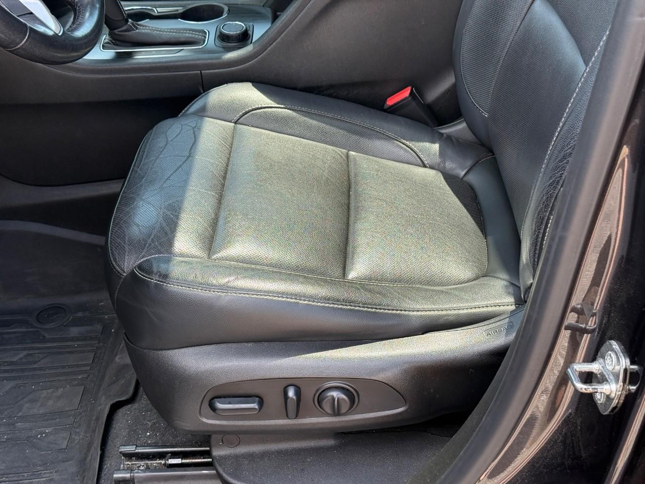 GMC Acadia Vehicle Full-screen Gallery Image 16