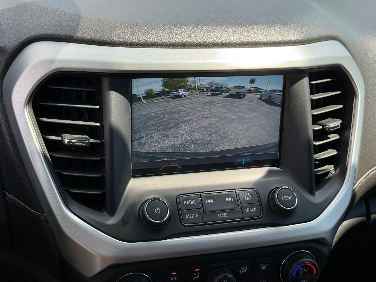 GMC Acadia Vehicle Full-screen Gallery Image 23