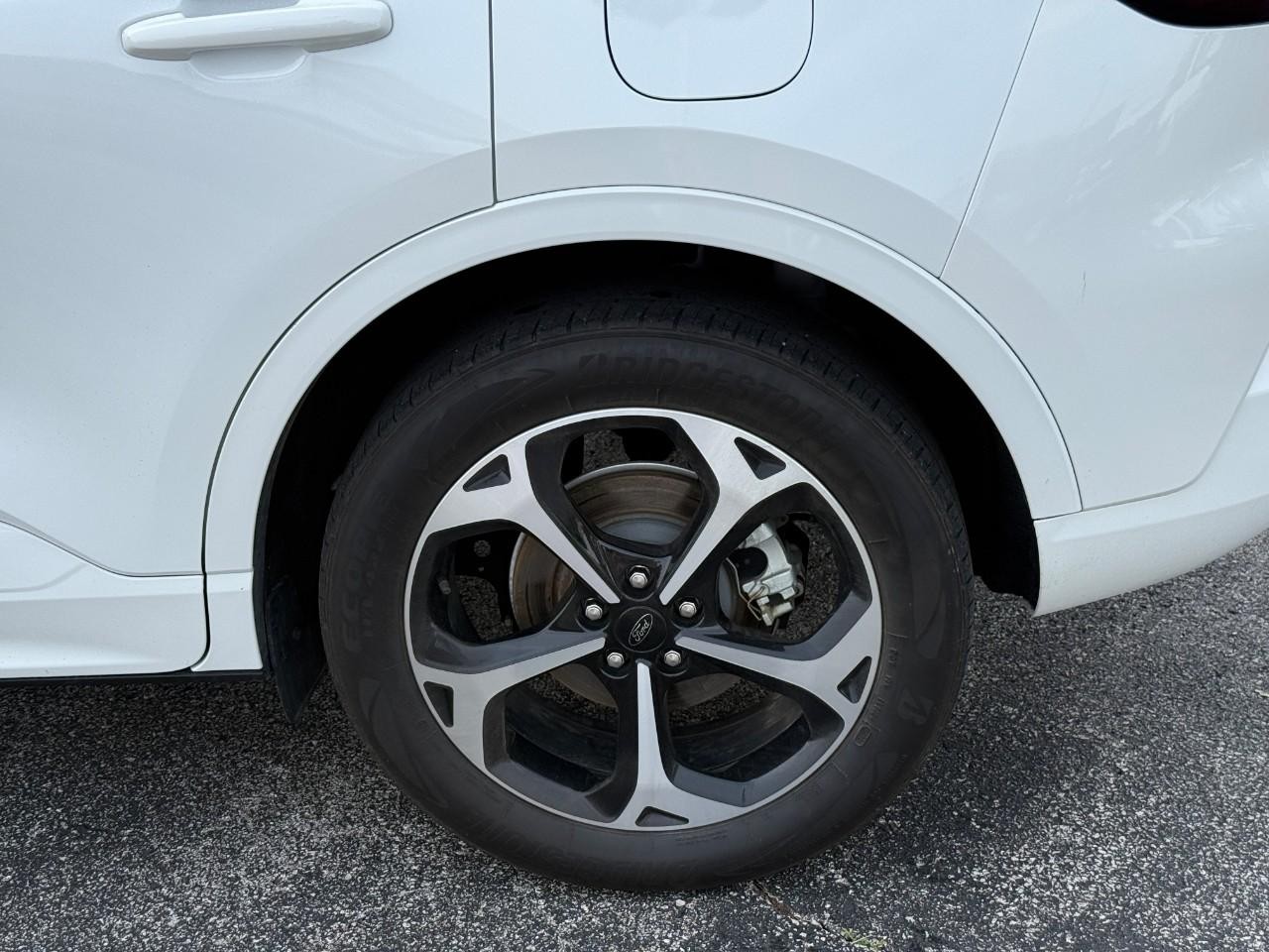 Ford Escape Vehicle Full-screen Gallery Image 06