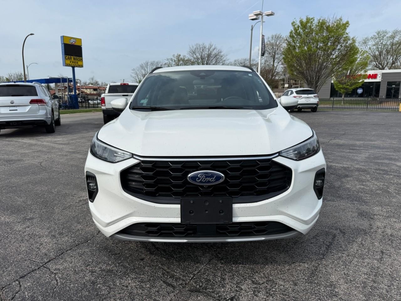 Ford Escape Vehicle Full-screen Gallery Image 10