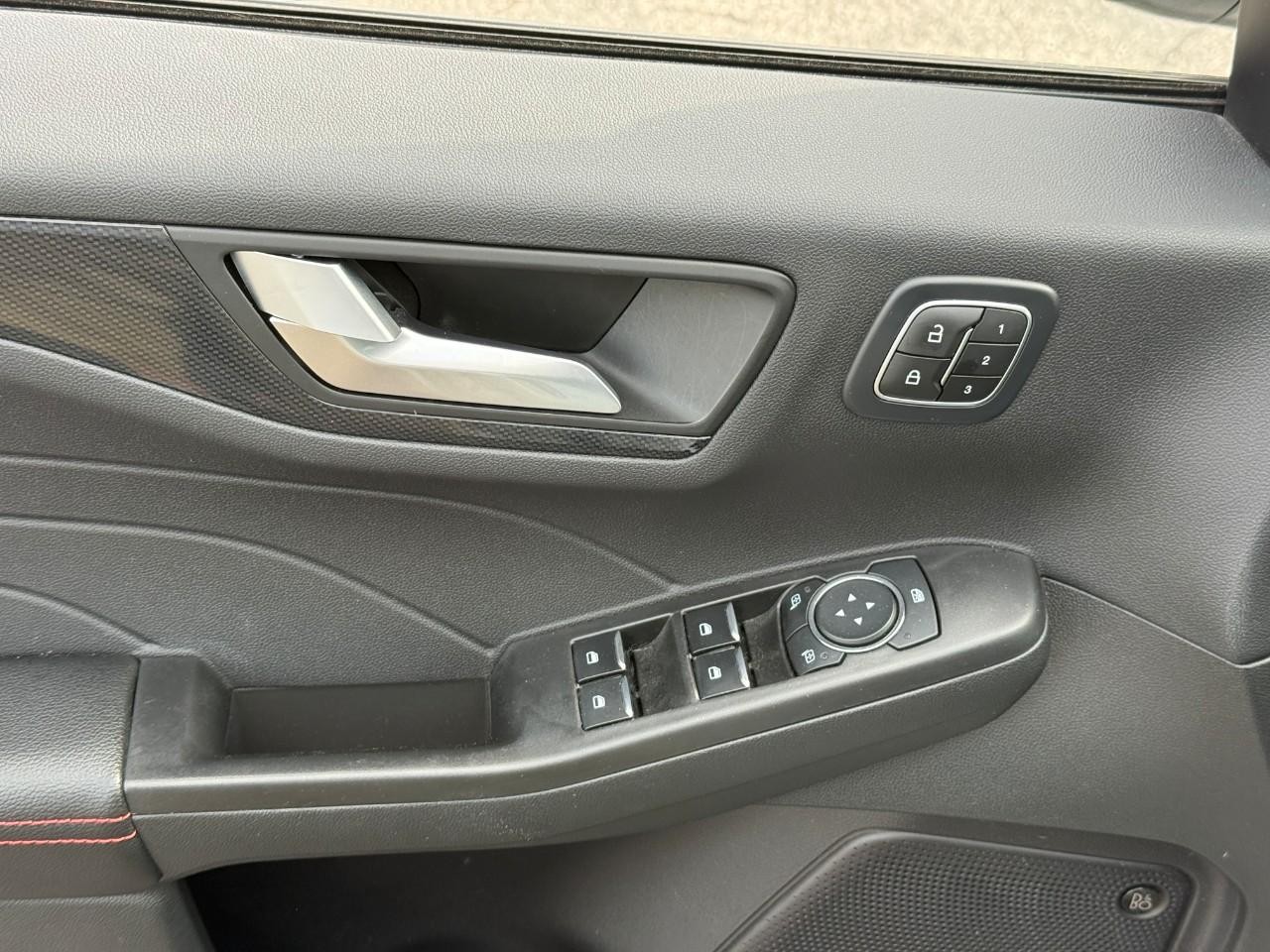 Ford Escape Vehicle Full-screen Gallery Image 16