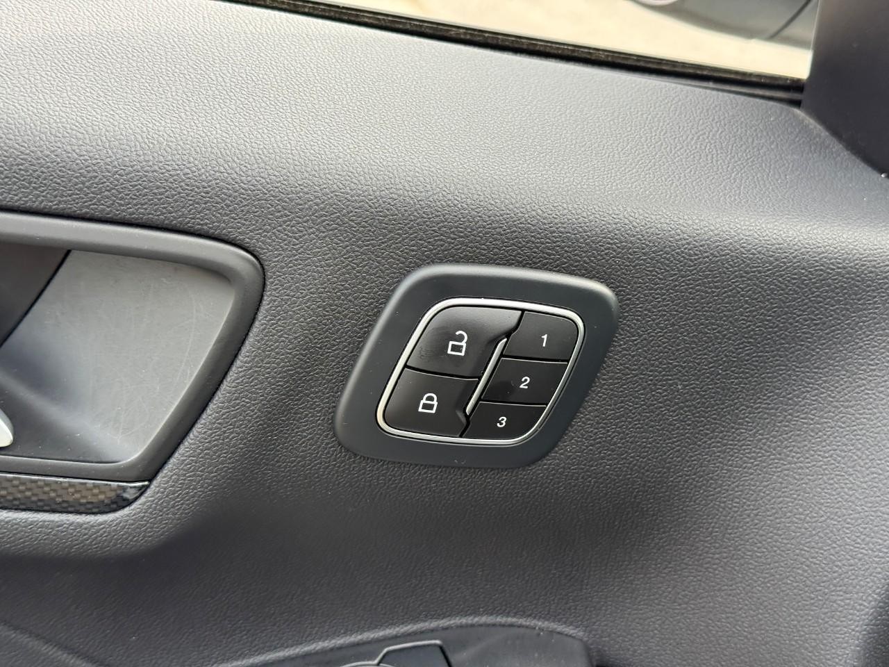 Ford Escape Vehicle Full-screen Gallery Image 17