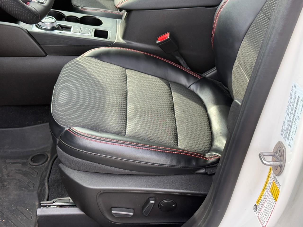 Ford Escape Vehicle Full-screen Gallery Image 18