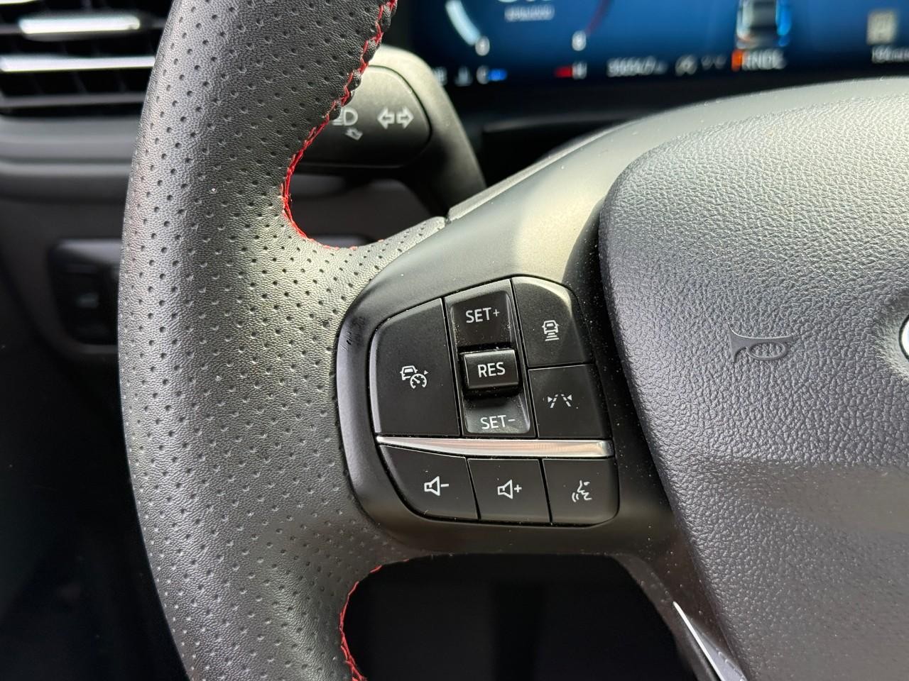 Ford Escape Vehicle Full-screen Gallery Image 20