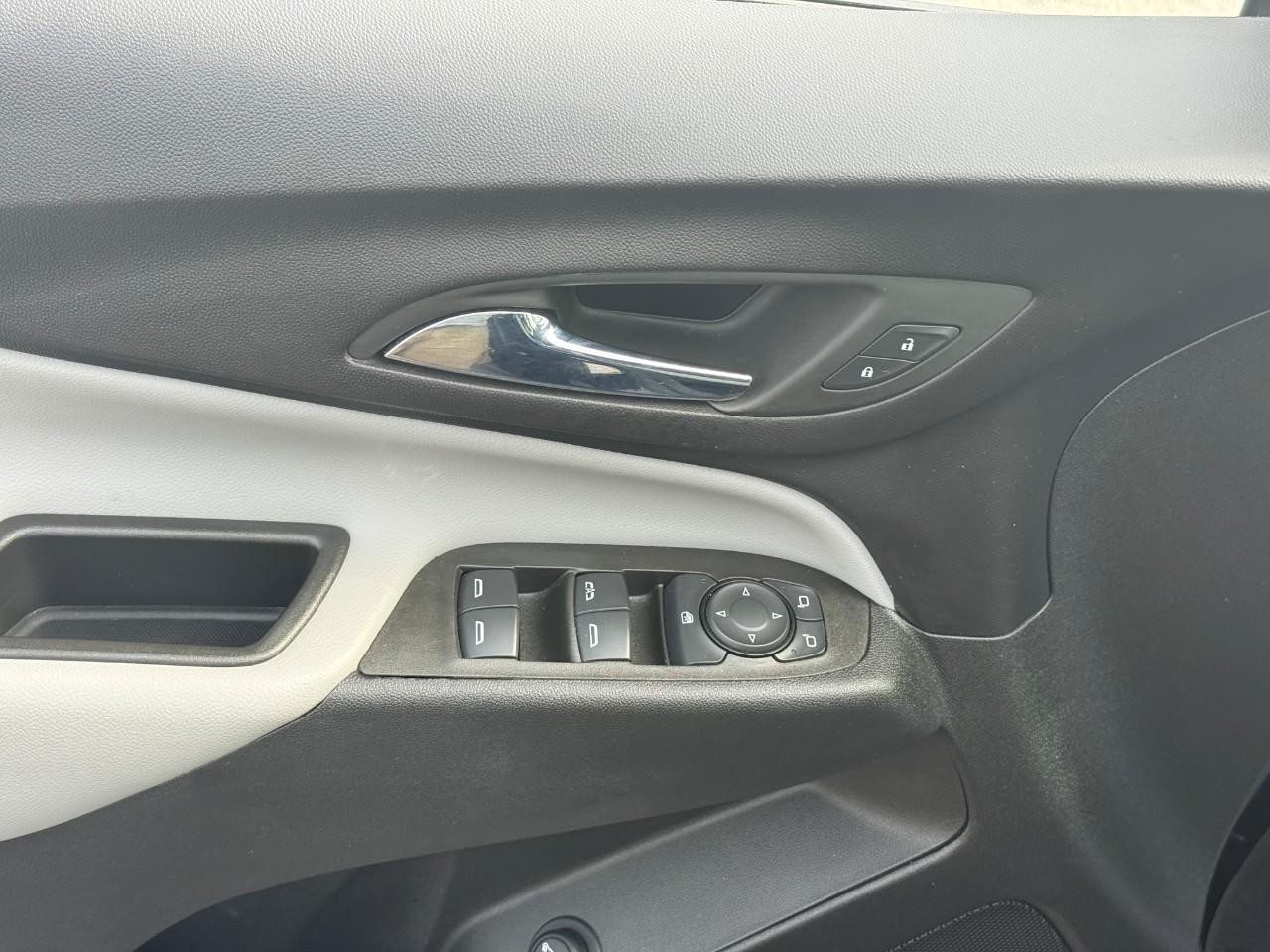 Chevrolet Equinox Vehicle Full-screen Gallery Image 16