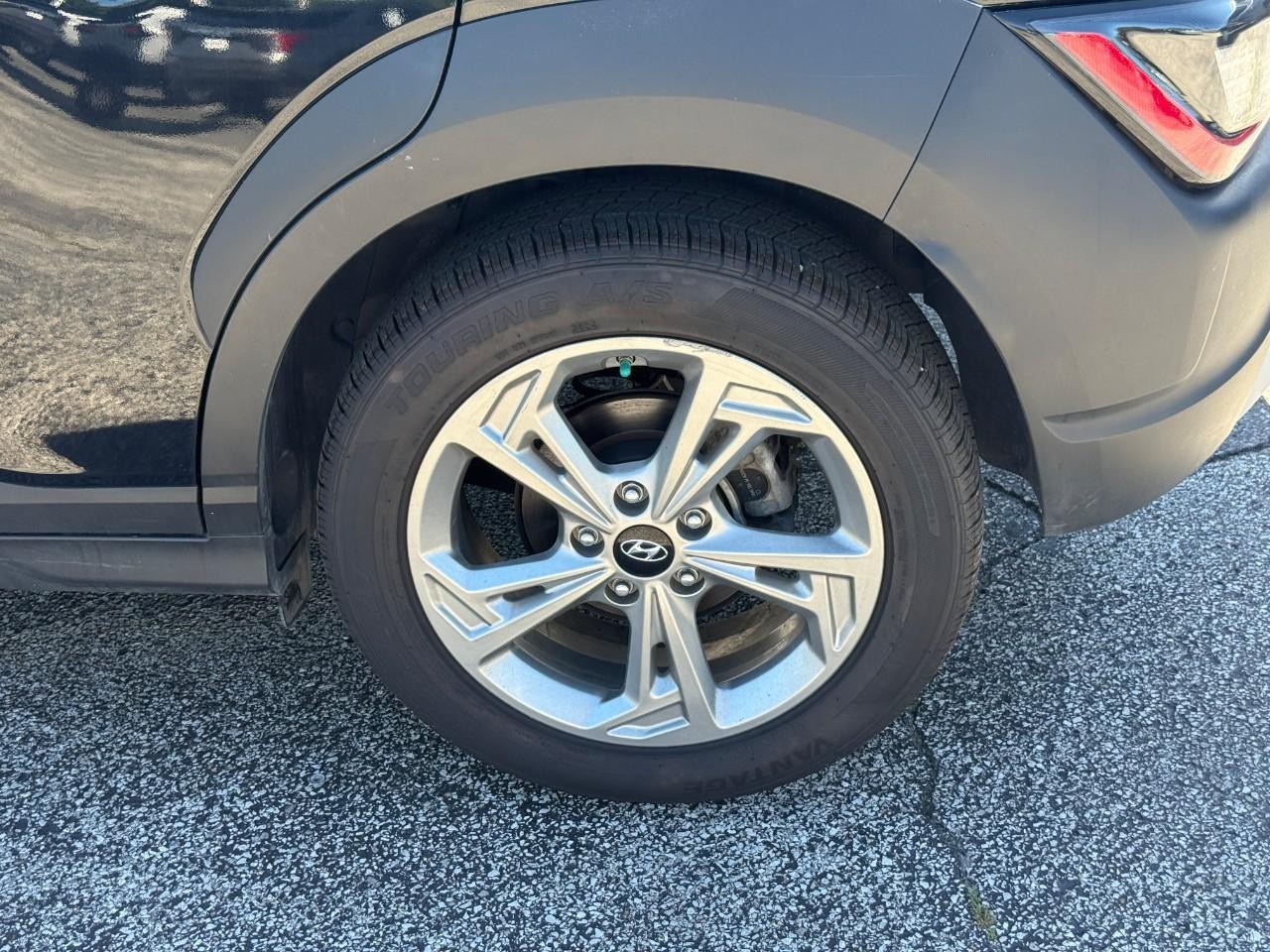 Hyundai Kona Vehicle Full-screen Gallery Image 06