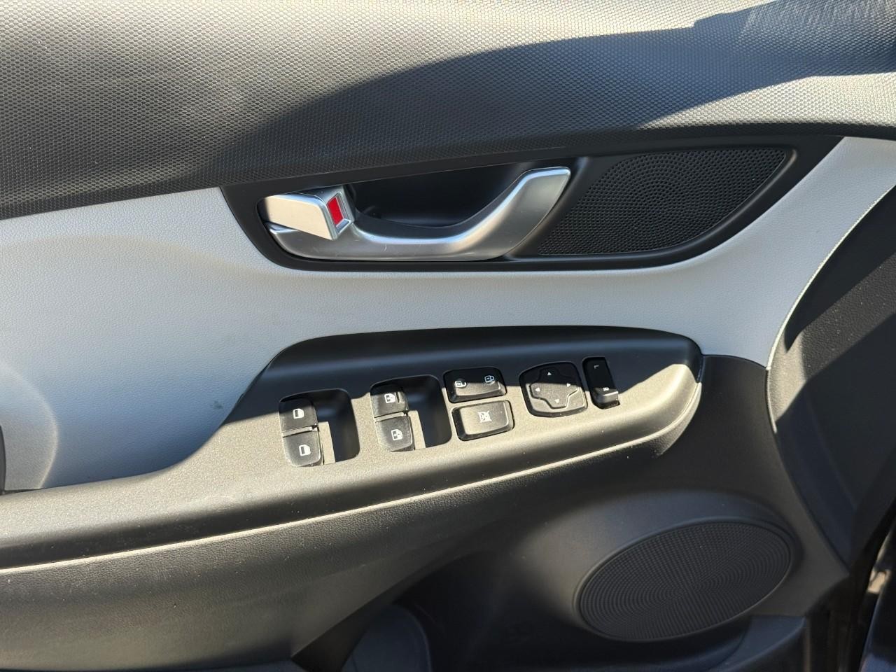 Hyundai Kona Vehicle Full-screen Gallery Image 16