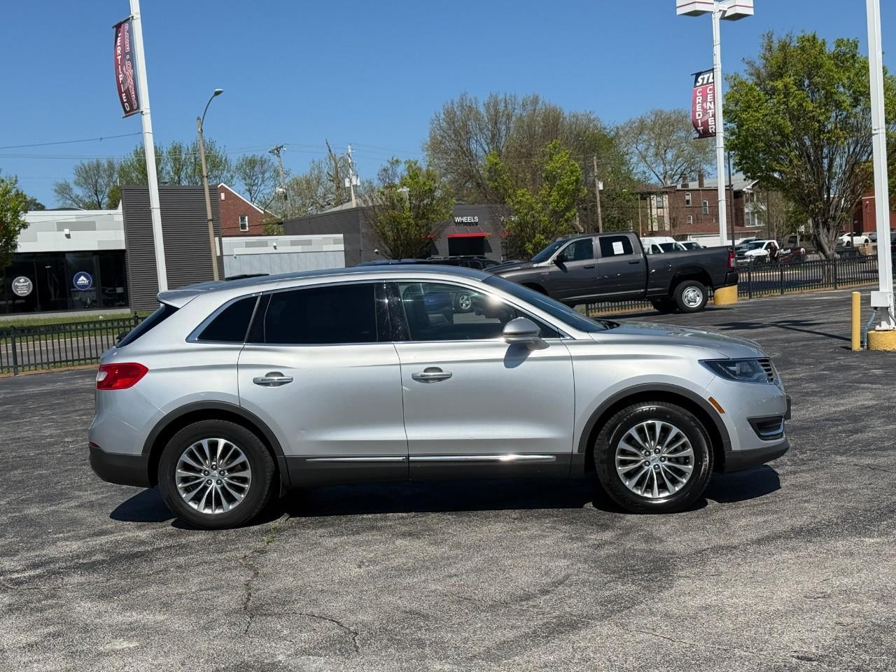 Lincoln MKX Vehicle Full-screen Gallery Image 05