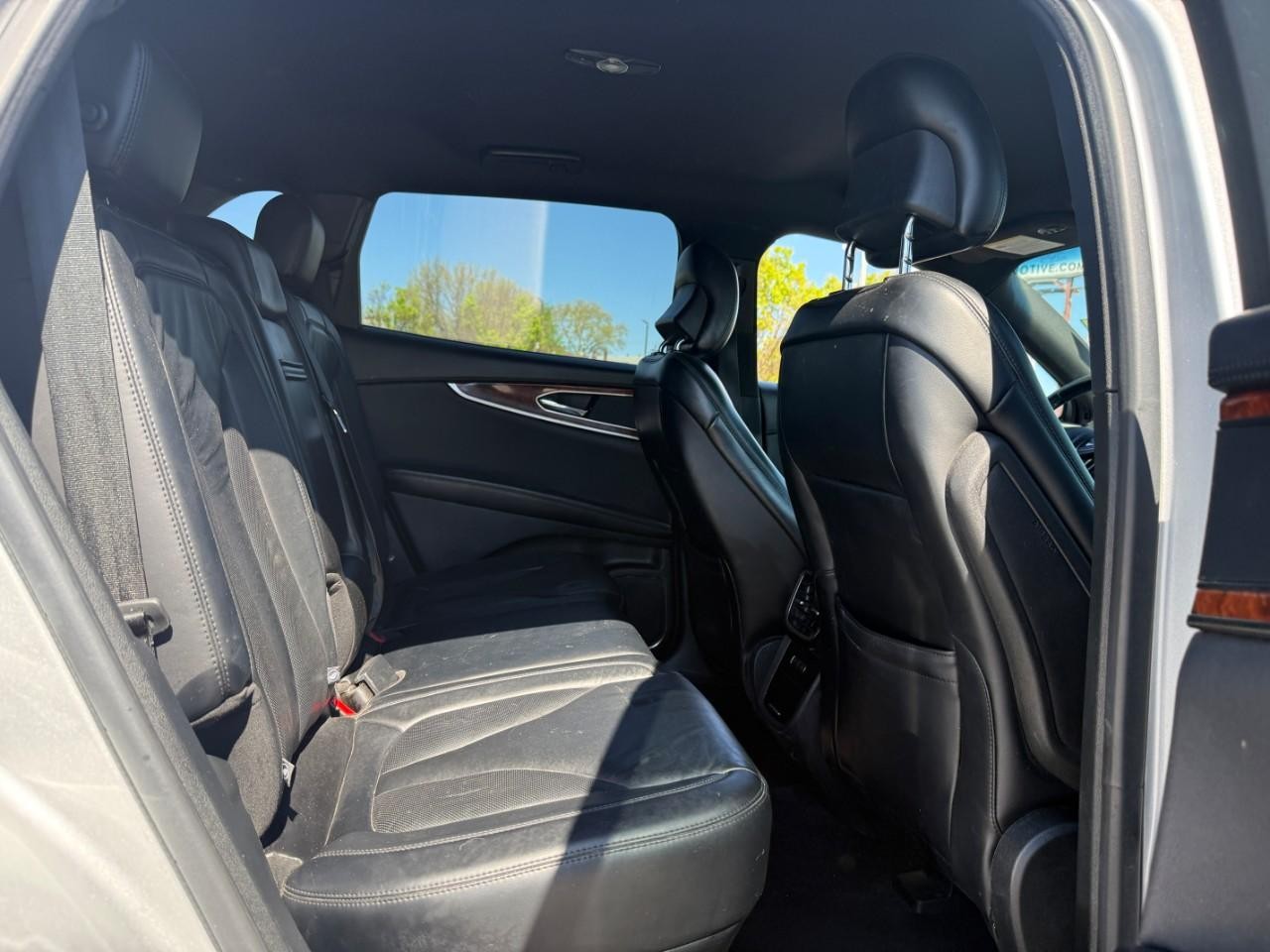 Lincoln MKX Vehicle Full-screen Gallery Image 10