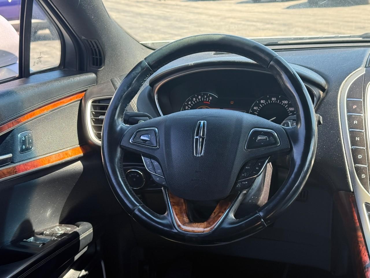 Lincoln MKX Vehicle Full-screen Gallery Image 12