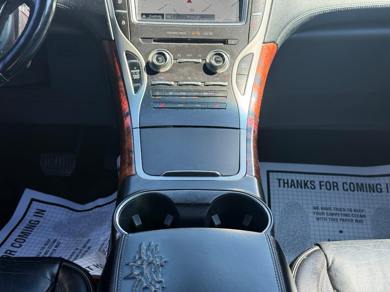 Lincoln MKX Vehicle Full-screen Gallery Image 15