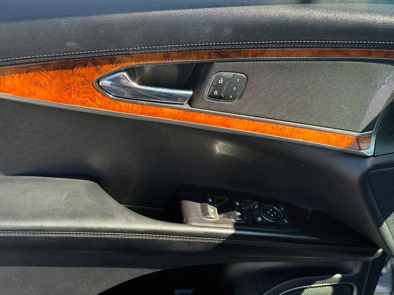 Lincoln MKX Vehicle Full-screen Gallery Image 16