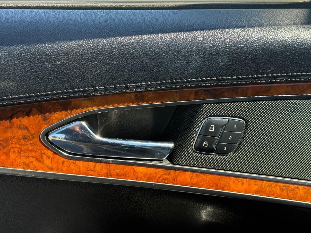 Lincoln MKX Vehicle Full-screen Gallery Image 17