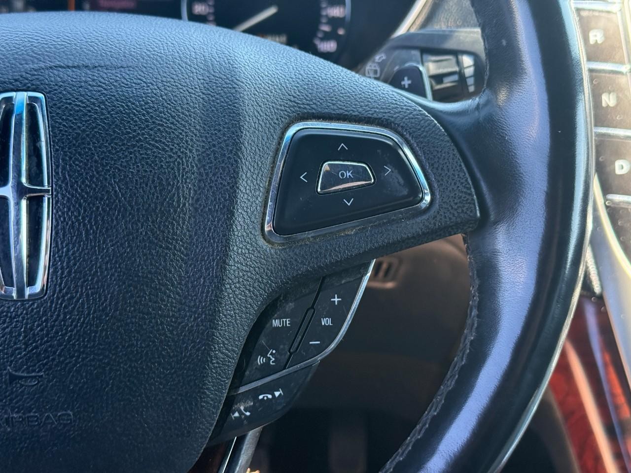 Lincoln MKX Vehicle Full-screen Gallery Image 21