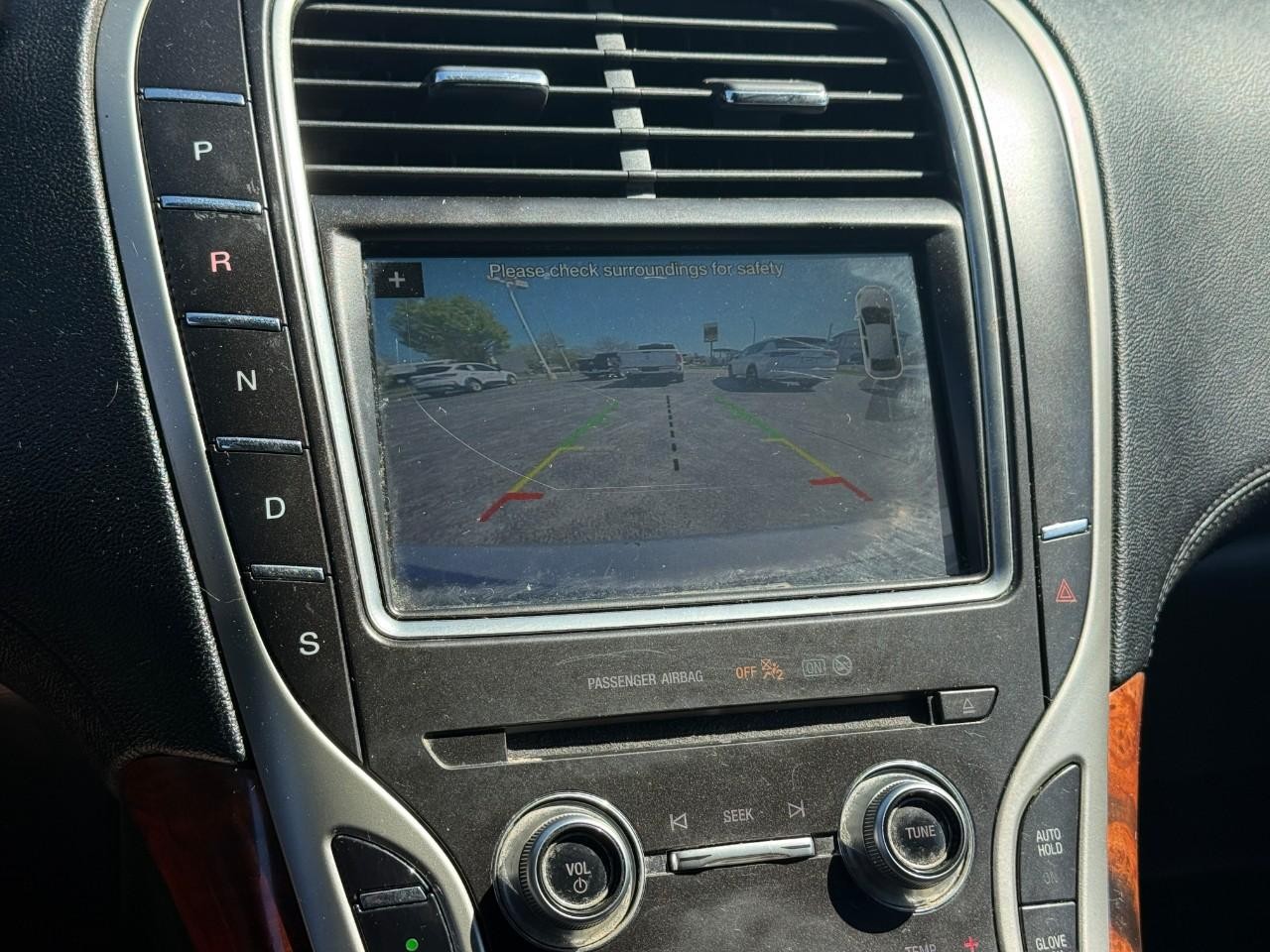 Lincoln MKX Vehicle Full-screen Gallery Image 24