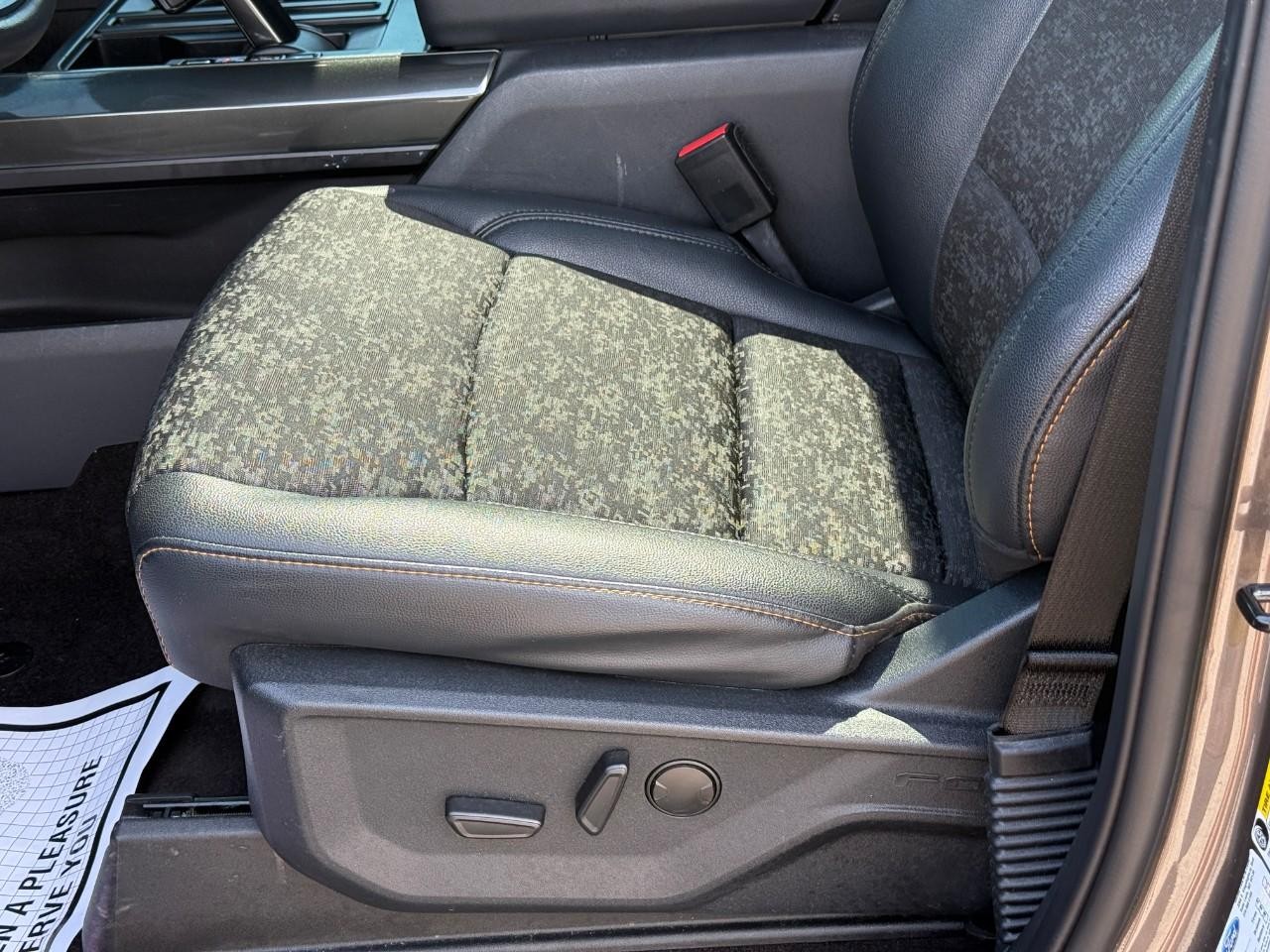 Ford F-150 Vehicle Full-screen Gallery Image 12