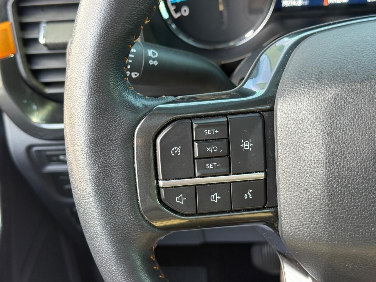 Ford F-150 Vehicle Full-screen Gallery Image 14