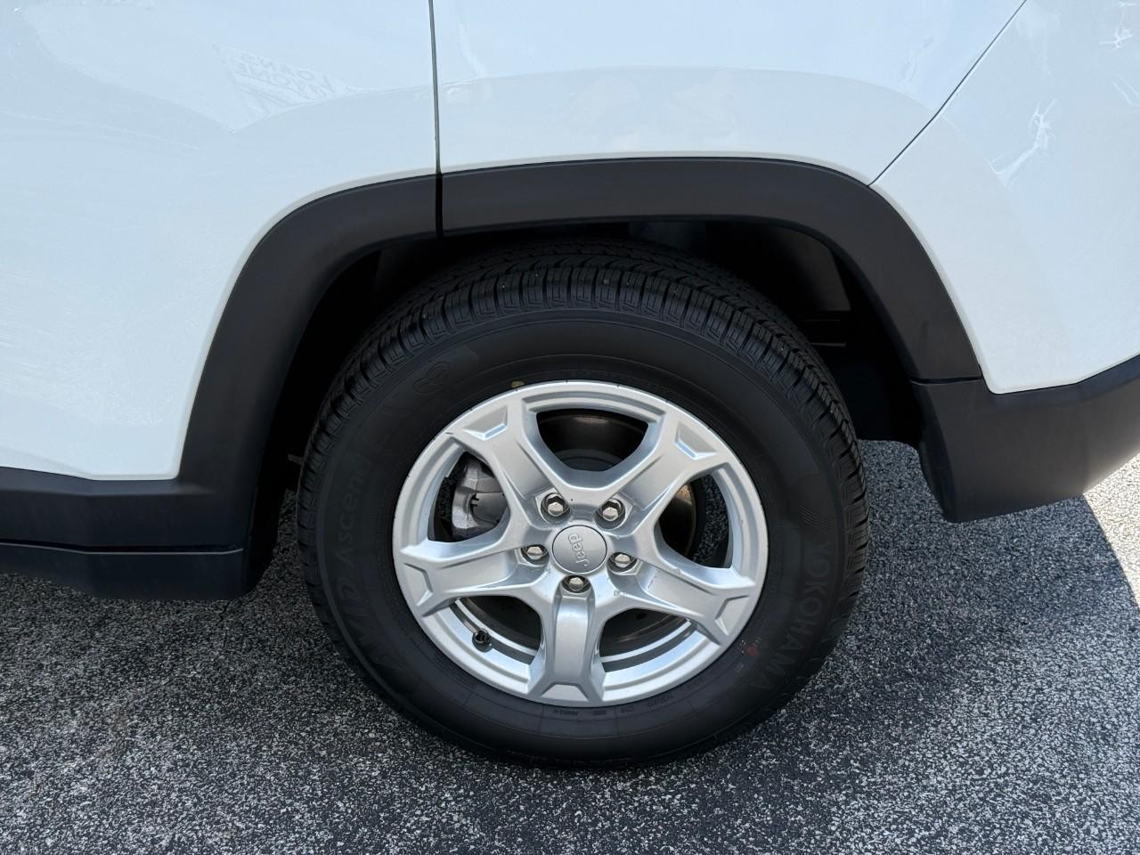Jeep Compass Vehicle Full-screen Gallery Image 06