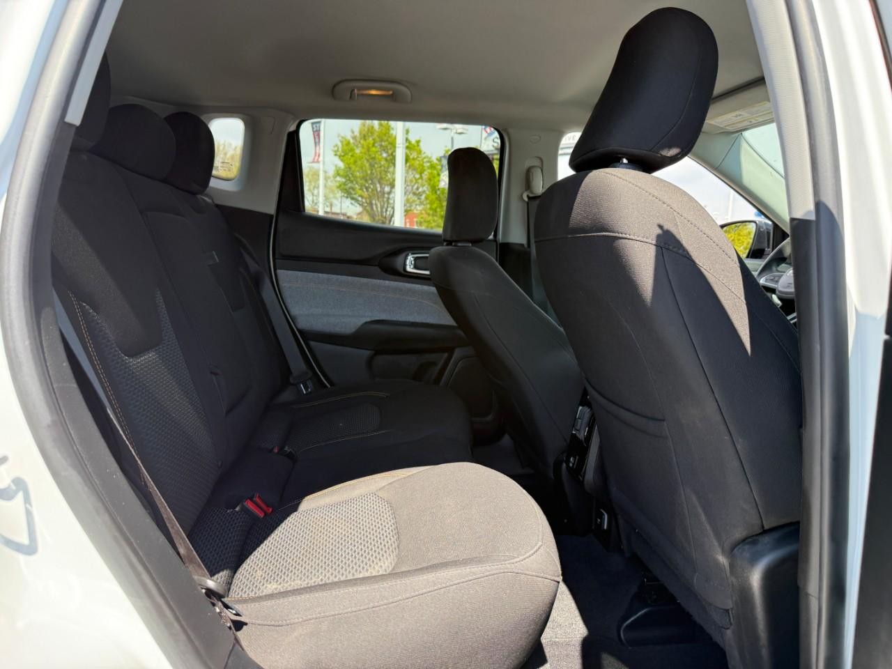Jeep Compass Vehicle Full-screen Gallery Image 11