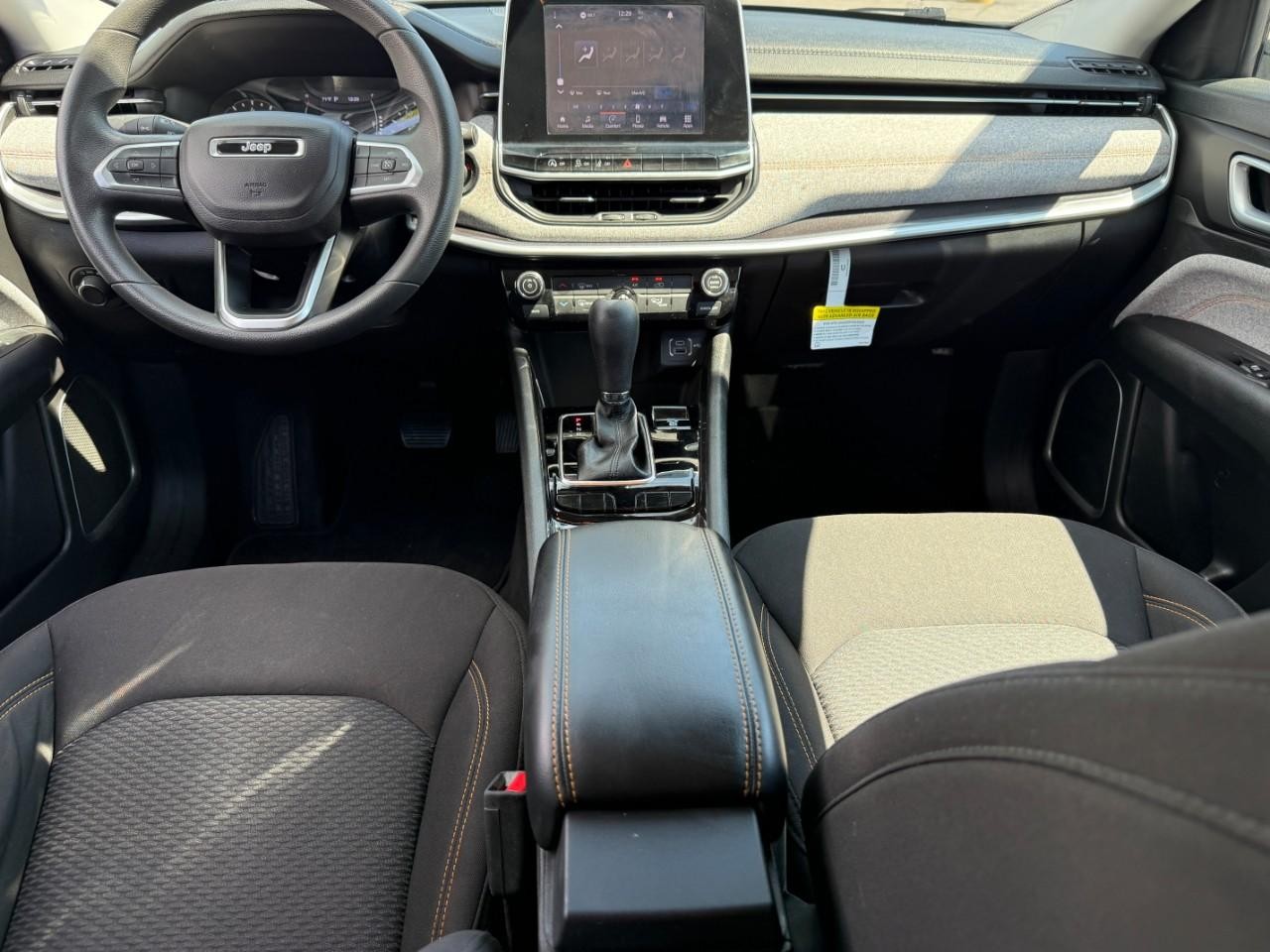 Jeep Compass Vehicle Full-screen Gallery Image 12