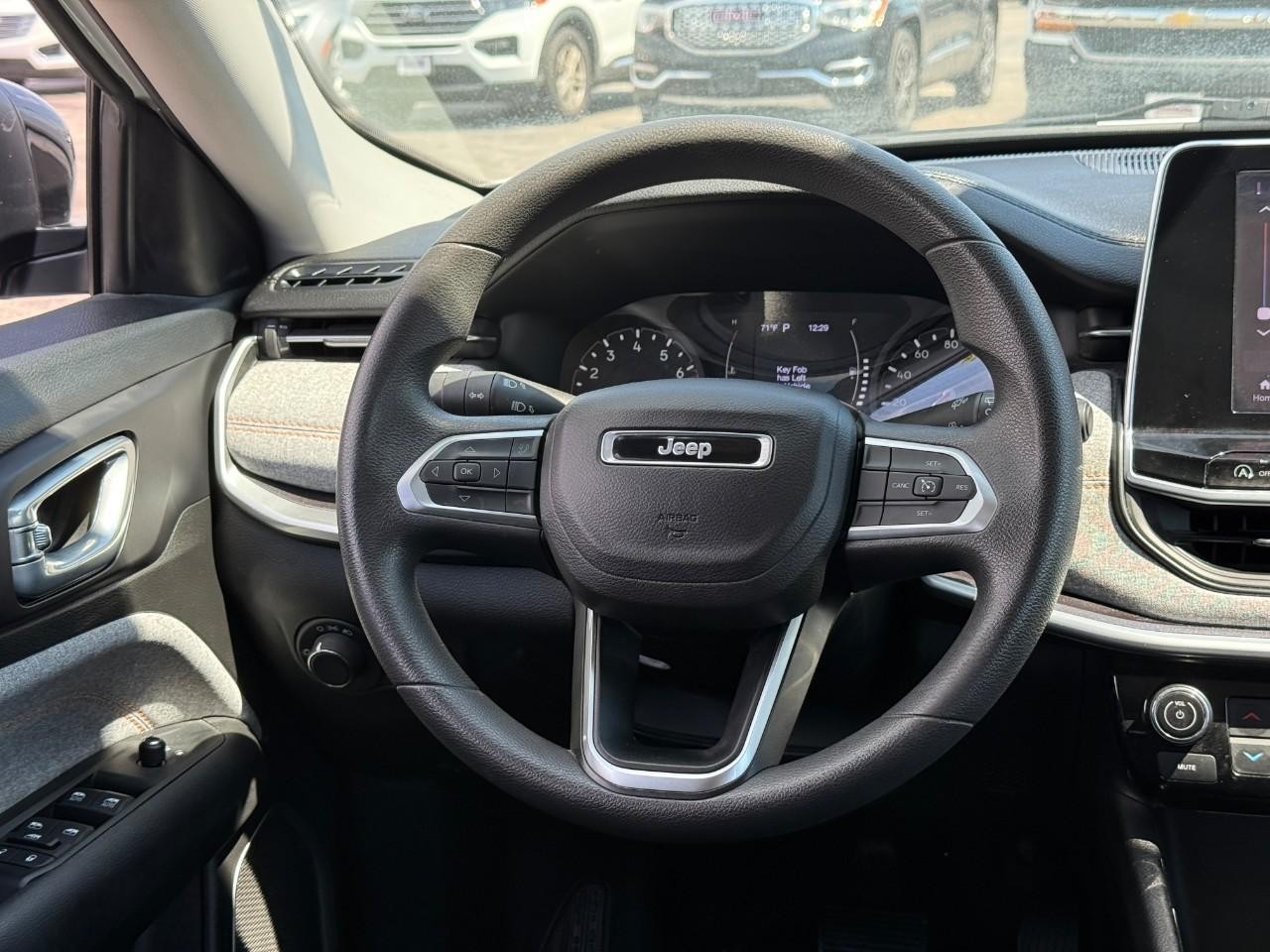 Jeep Compass Vehicle Full-screen Gallery Image 13