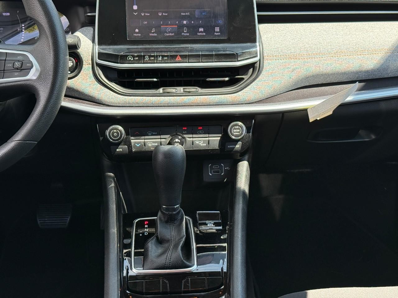Jeep Compass Vehicle Full-screen Gallery Image 15