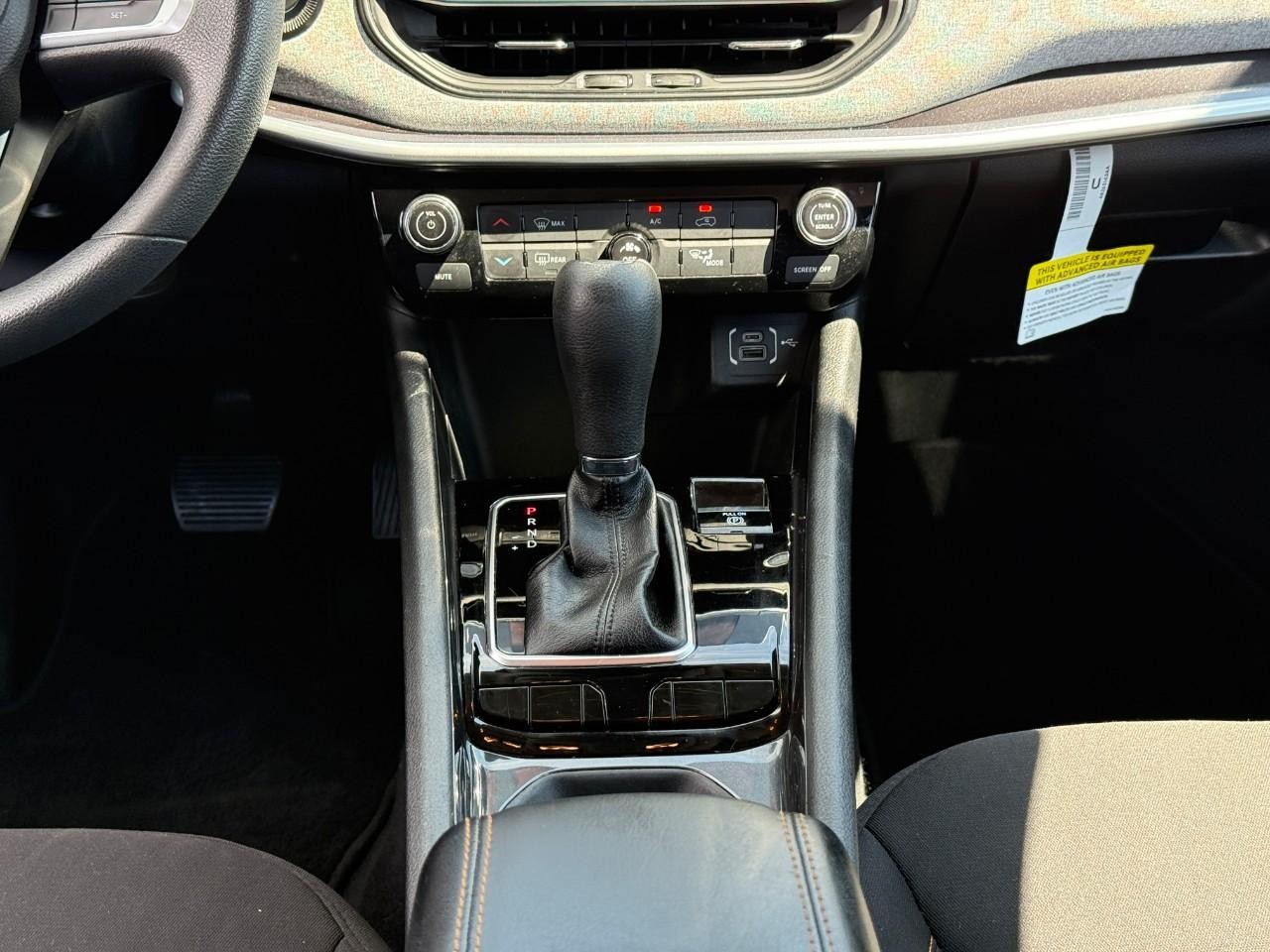 Jeep Compass Vehicle Full-screen Gallery Image 16