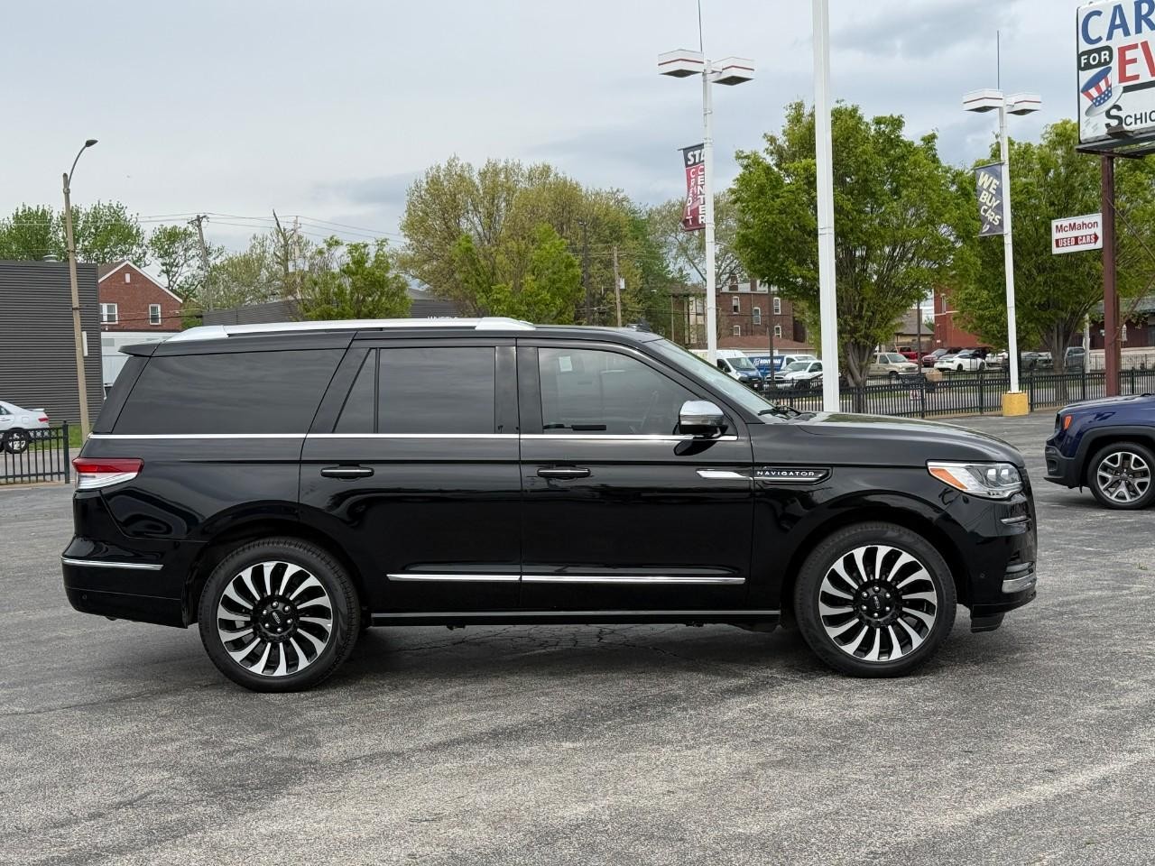 Lincoln Navigator Vehicle Full-screen Gallery Image 05