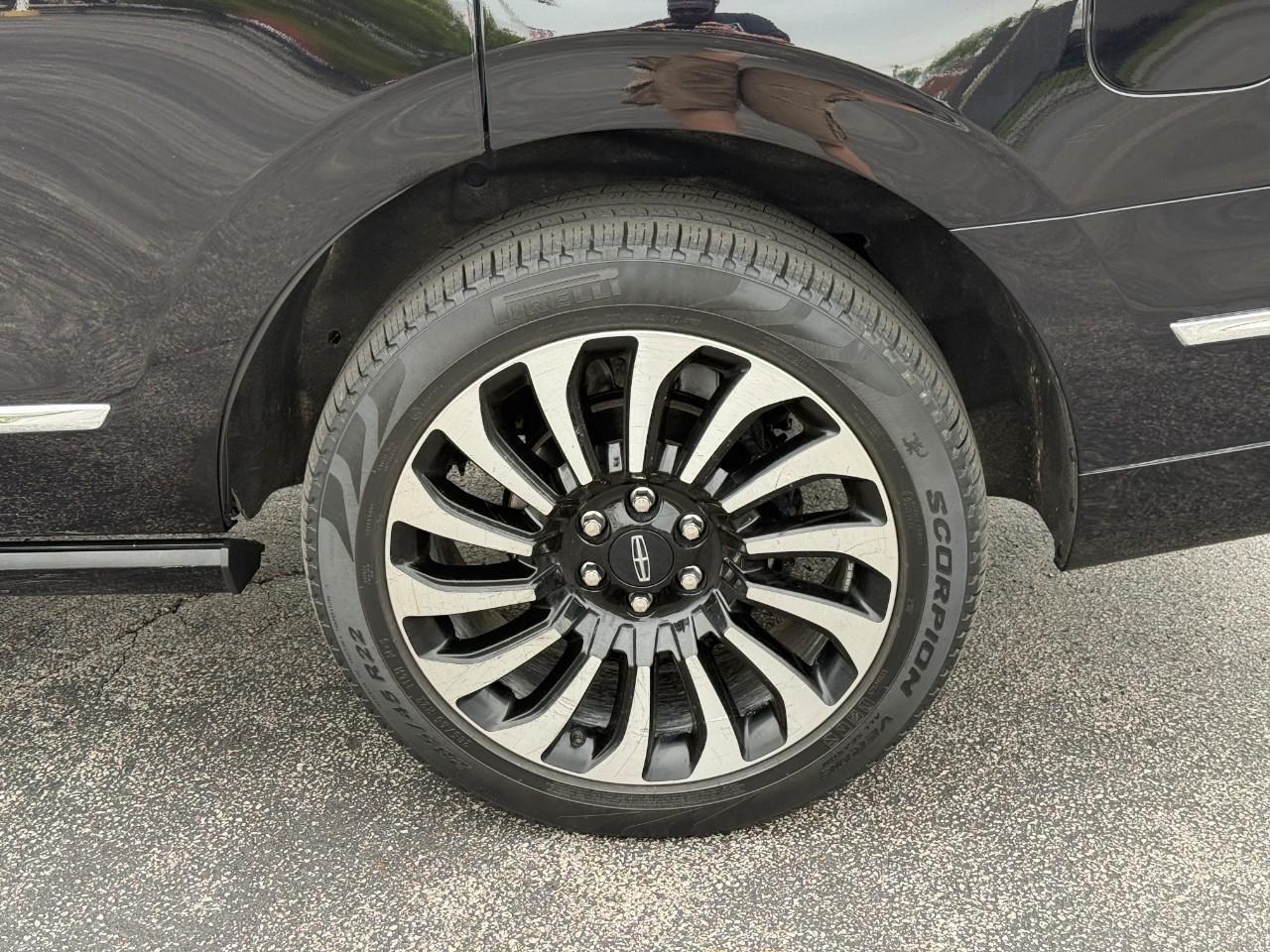 Lincoln Navigator Vehicle Full-screen Gallery Image 06