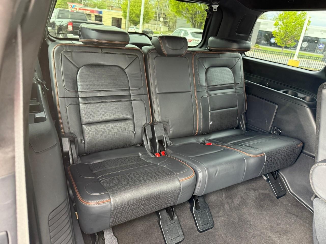 Lincoln Navigator Vehicle Full-screen Gallery Image 11