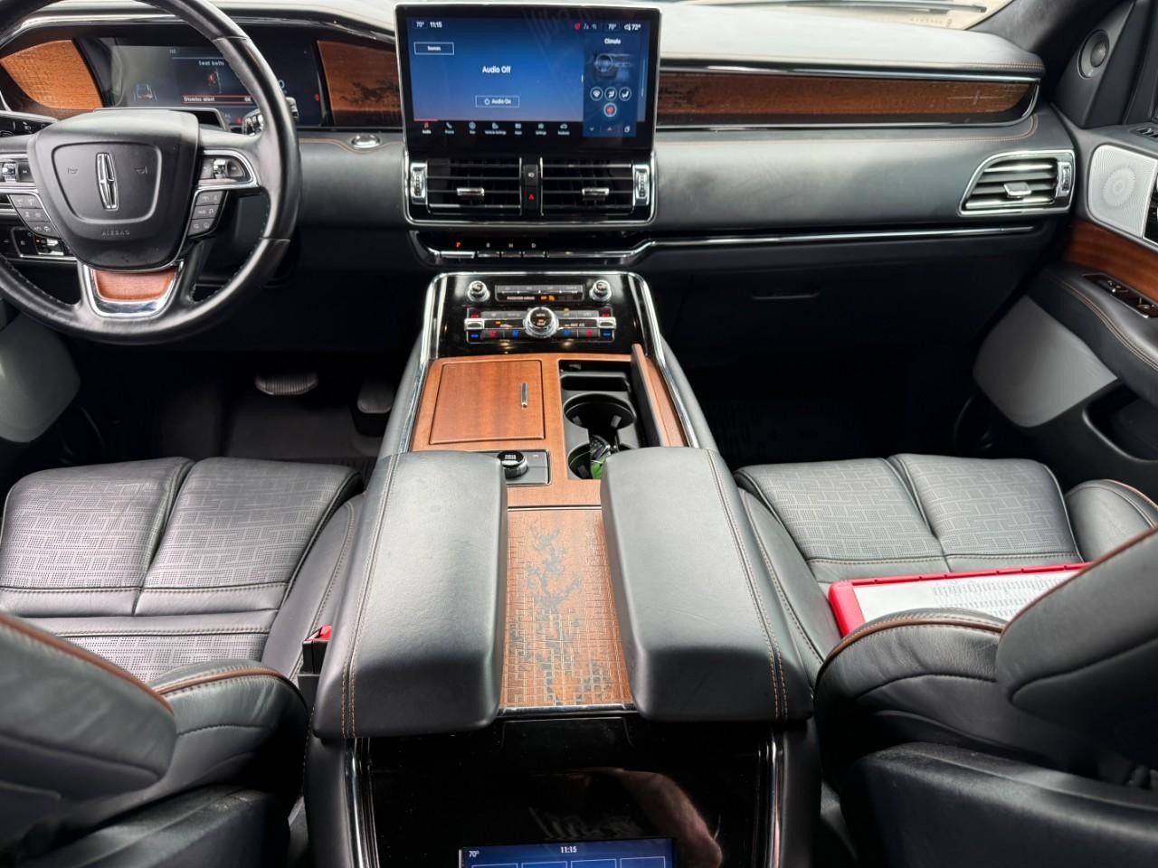 Lincoln Navigator Vehicle Full-screen Gallery Image 12