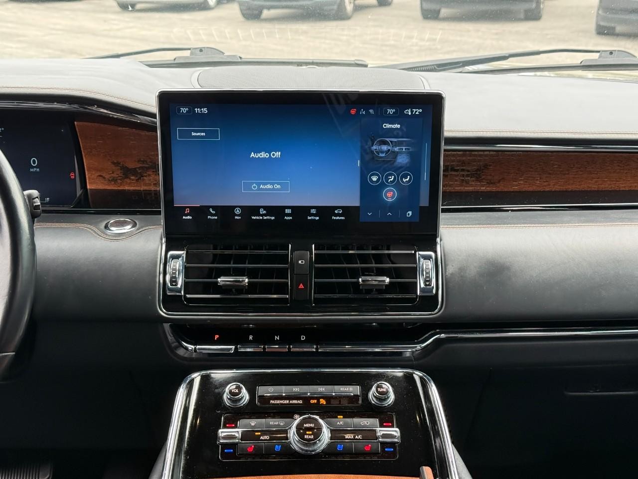 Lincoln Navigator Vehicle Full-screen Gallery Image 14