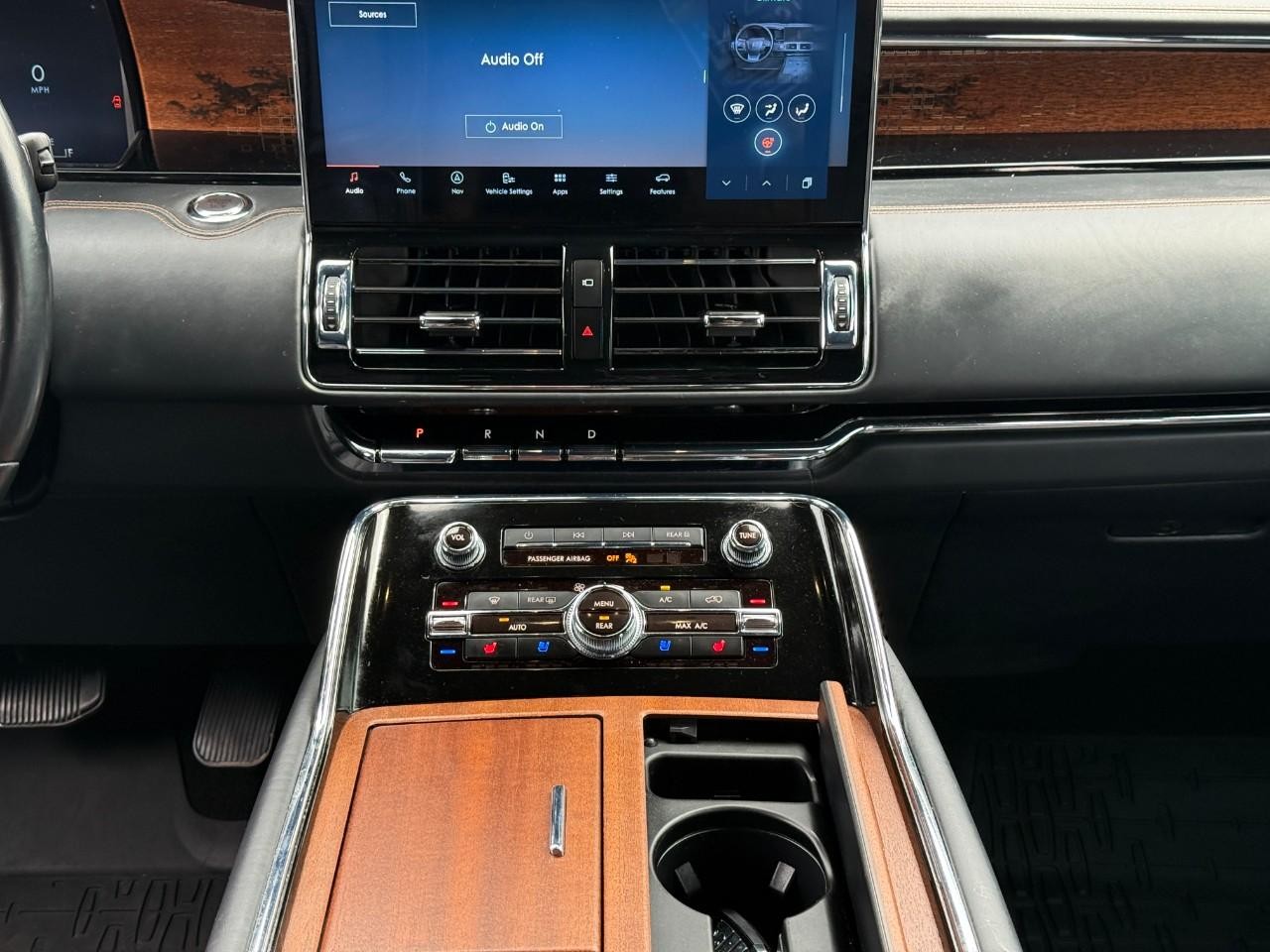 Lincoln Navigator Vehicle Full-screen Gallery Image 15