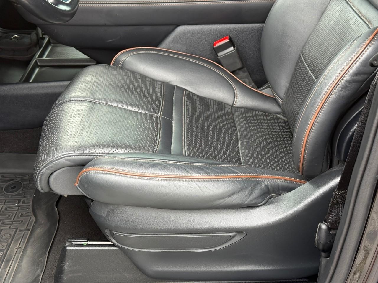 Lincoln Navigator Vehicle Full-screen Gallery Image 18