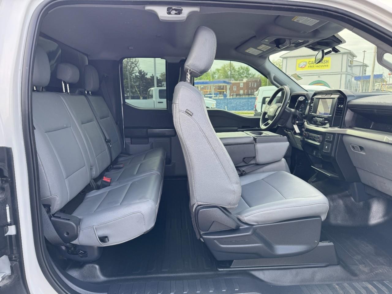 Ford F-150 Vehicle Full-screen Gallery Image 10