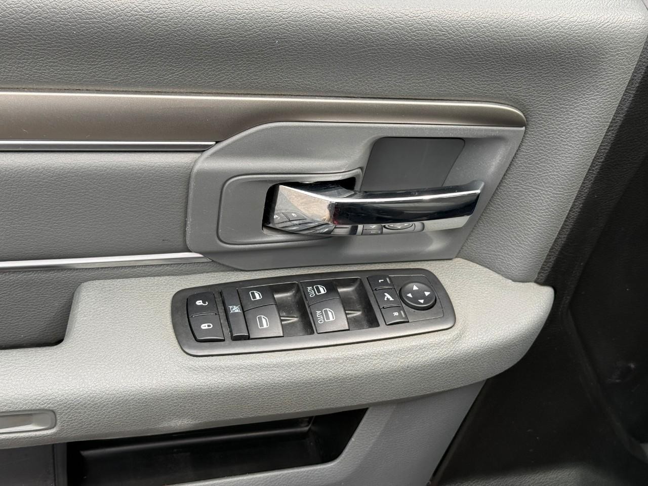 Ram 1500 Classic Vehicle Full-screen Gallery Image 11