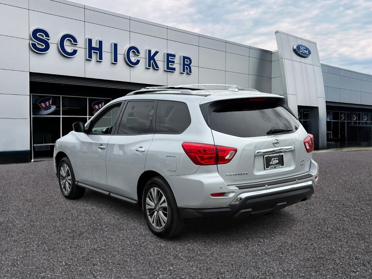 Nissan Pathfinder Vehicle Full-screen Gallery Image 04