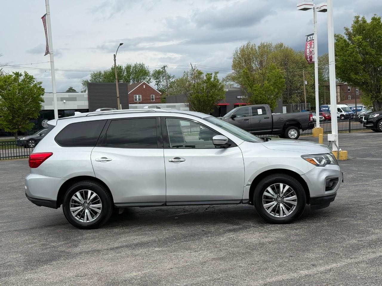 Nissan Pathfinder Vehicle Full-screen Gallery Image 05
