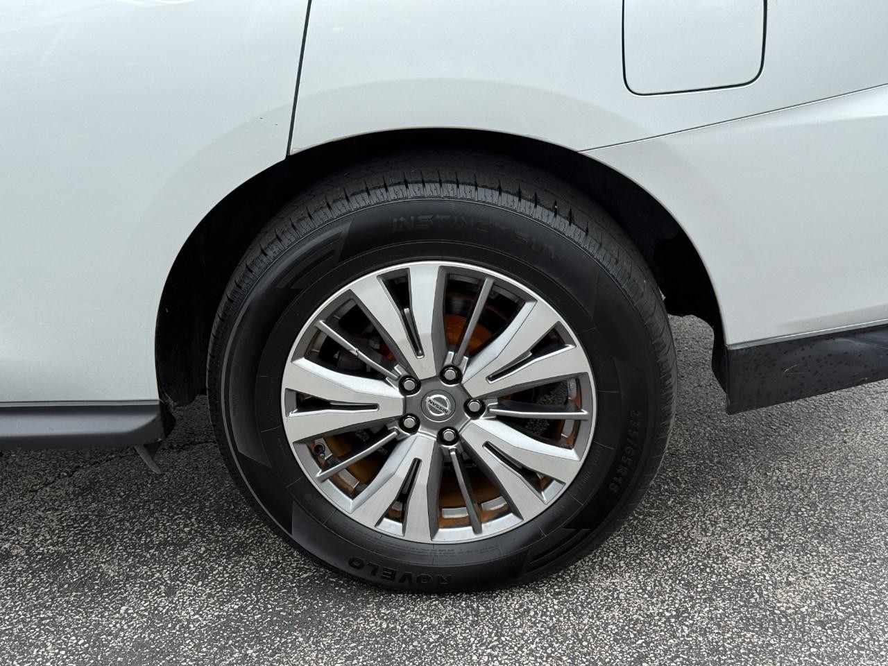 Nissan Pathfinder Vehicle Full-screen Gallery Image 06