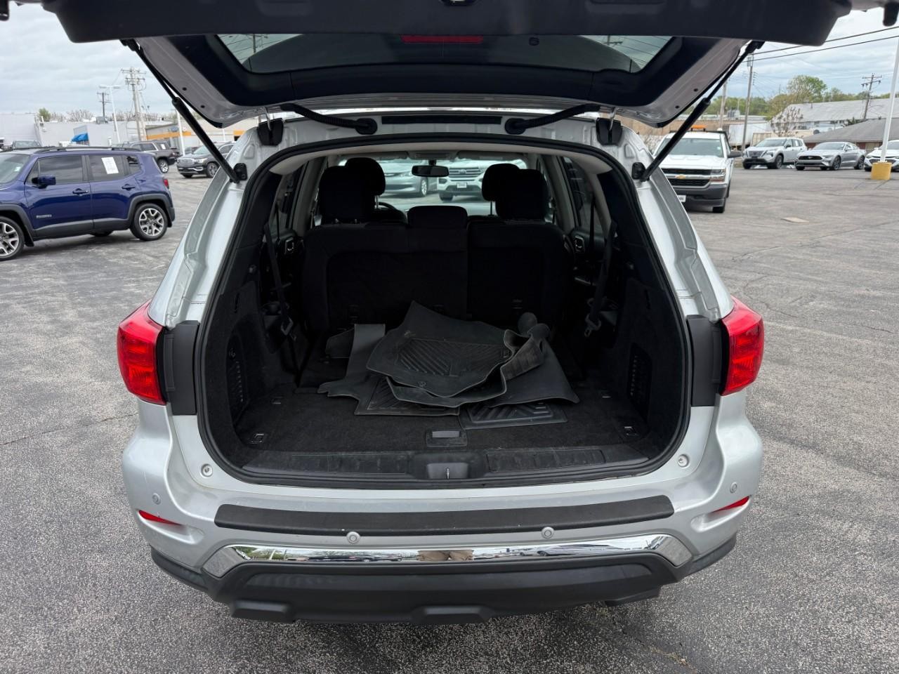 Nissan Pathfinder Vehicle Full-screen Gallery Image 07