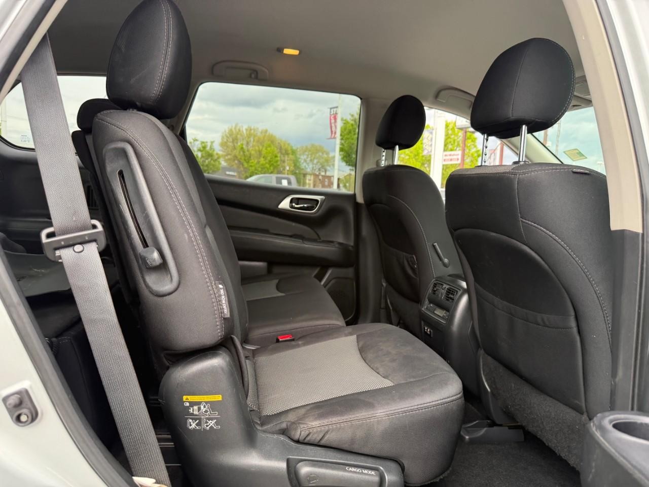Nissan Pathfinder Vehicle Full-screen Gallery Image 10