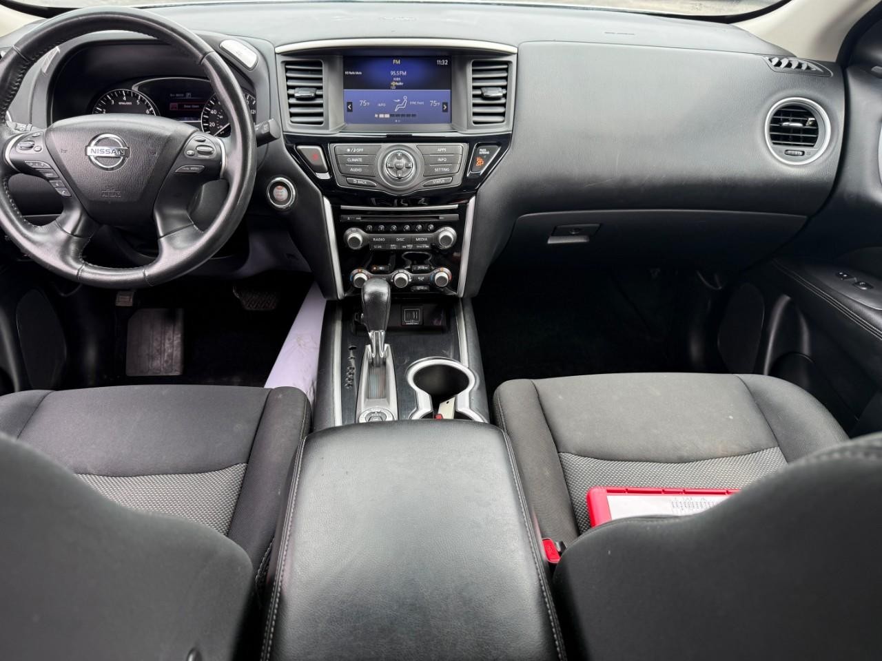 Nissan Pathfinder Vehicle Full-screen Gallery Image 11