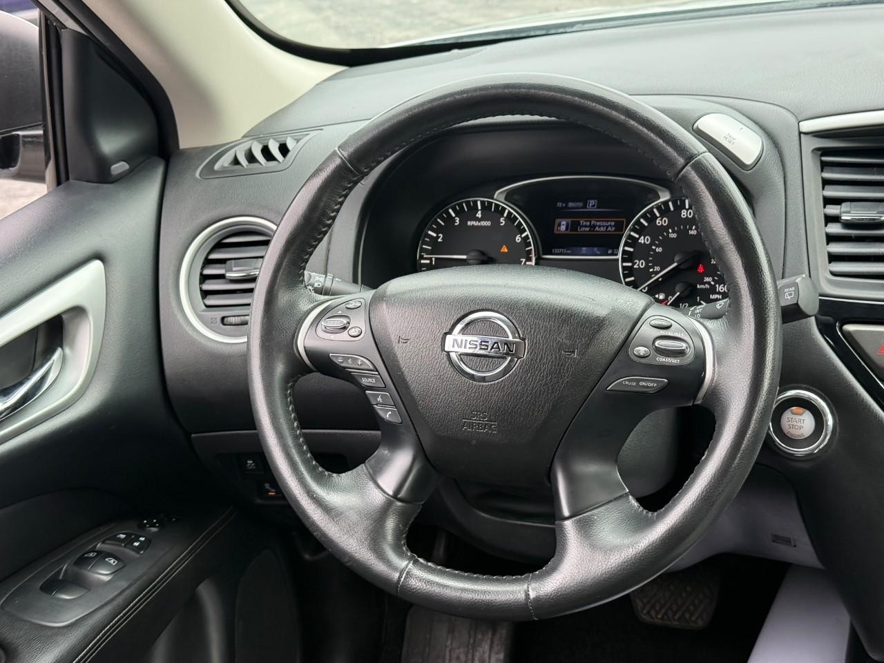 Nissan Pathfinder Vehicle Full-screen Gallery Image 12